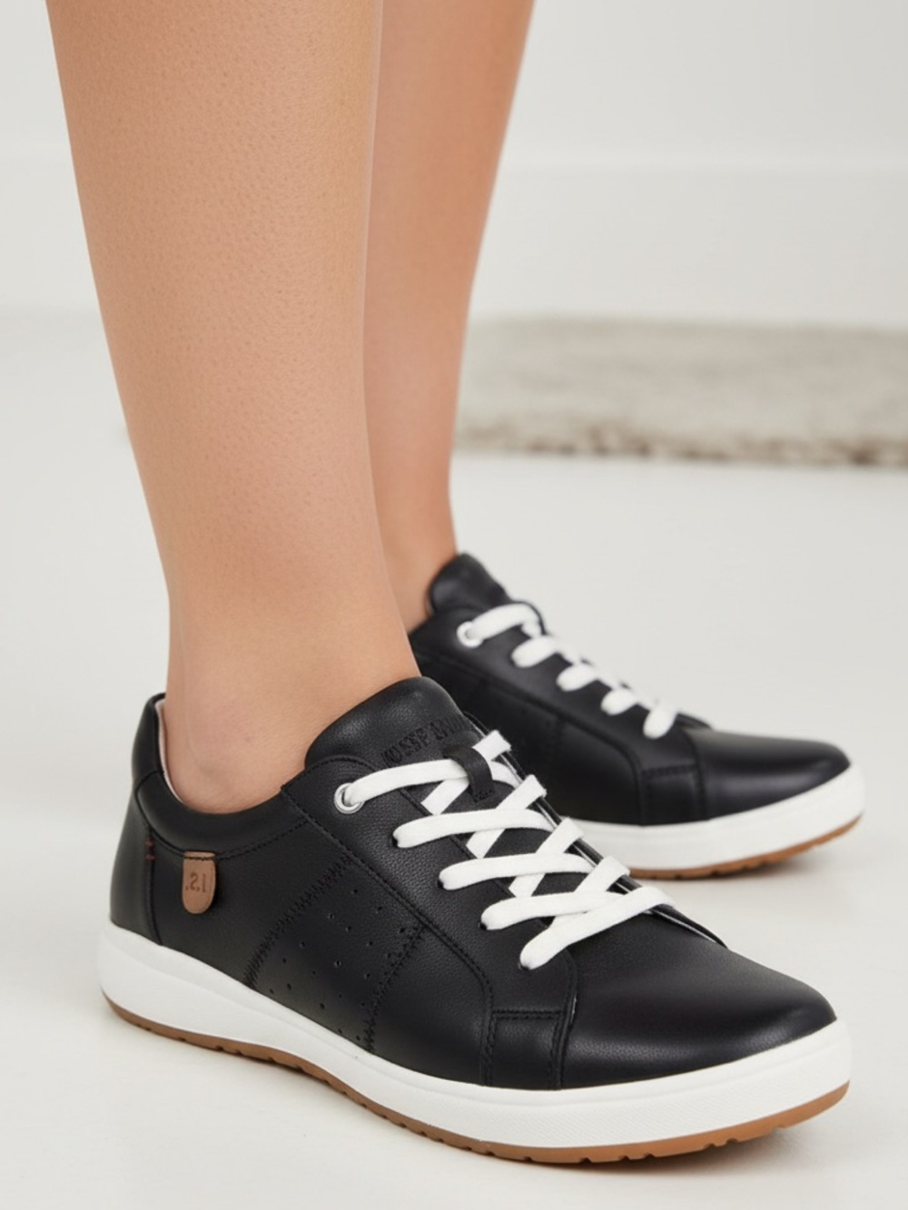 Josef Seibel Women’s Caren 01 Black Leather Sneakers. Size 39